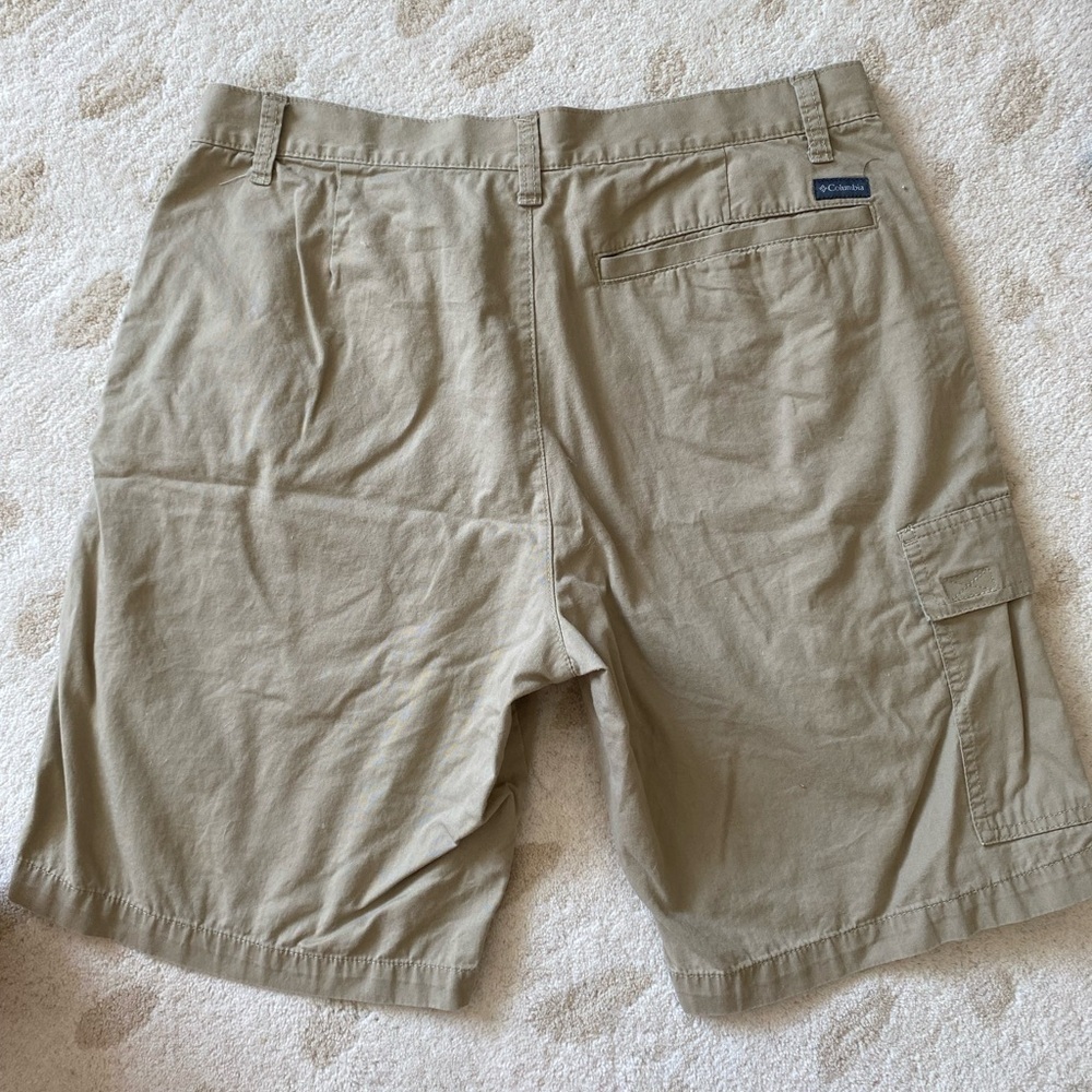 COLUMBIA men’s khaki cargo shorts in size 34 waist and 10 inch length - Picture 5 of 6